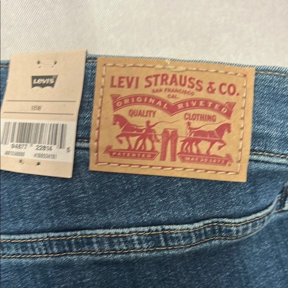 Levi’s 311 Shaping Skinny Capris woman’s sz 18W - Picture 5 of 5